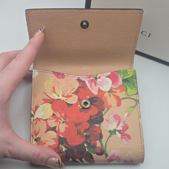 Gucci Elegant Bloom Pink Floral Women's Bi-fold Wallet (EUC)(BOX)(COA)✨️💖✨️ - Picture 7 of 16